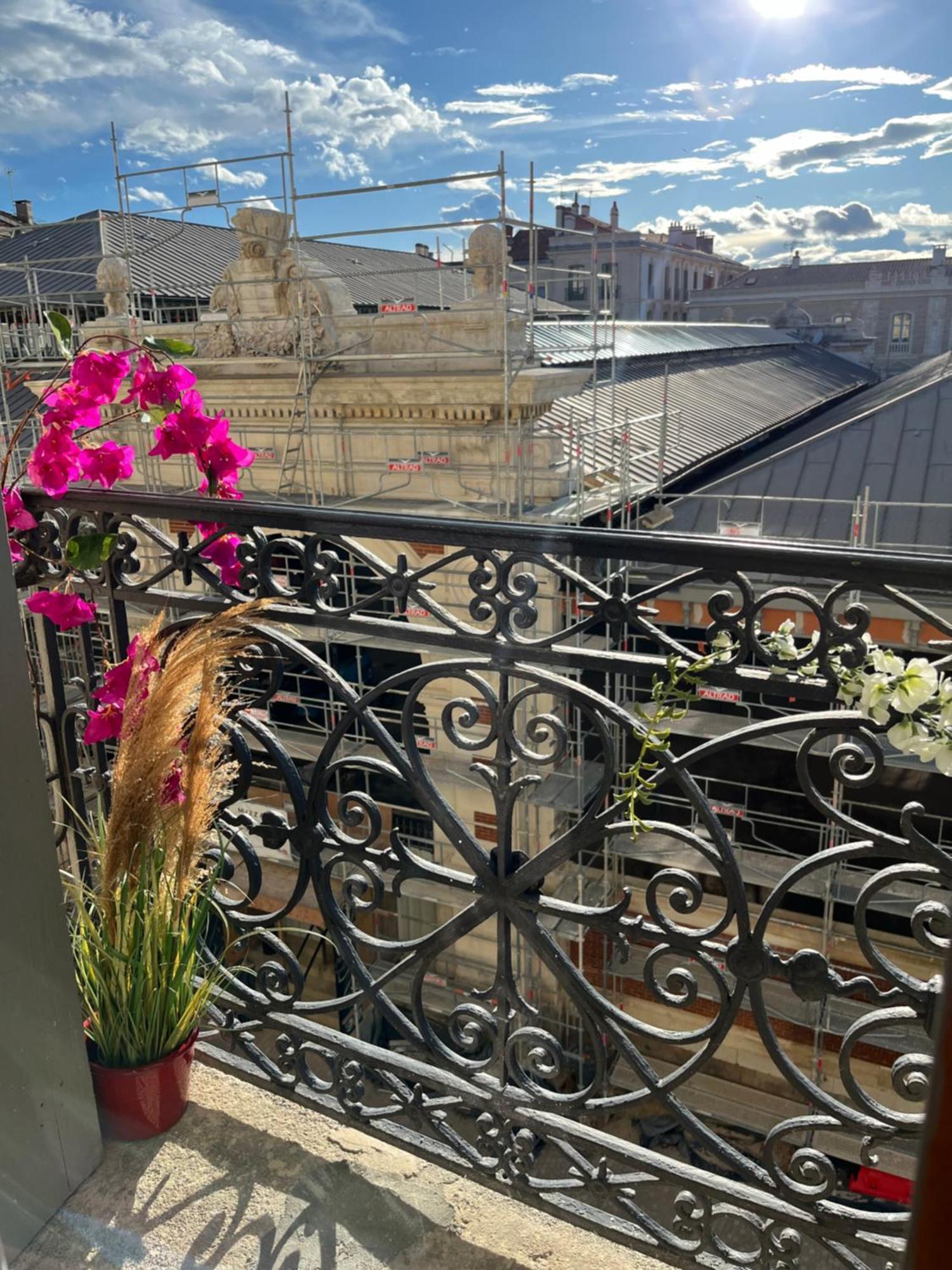 De Charme Avec Balcon Au Pied Des Commerces *